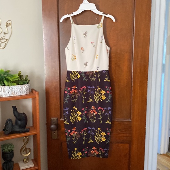 Beautiful H&M floral midi dress😍😍😍 - Picture 3 of 10